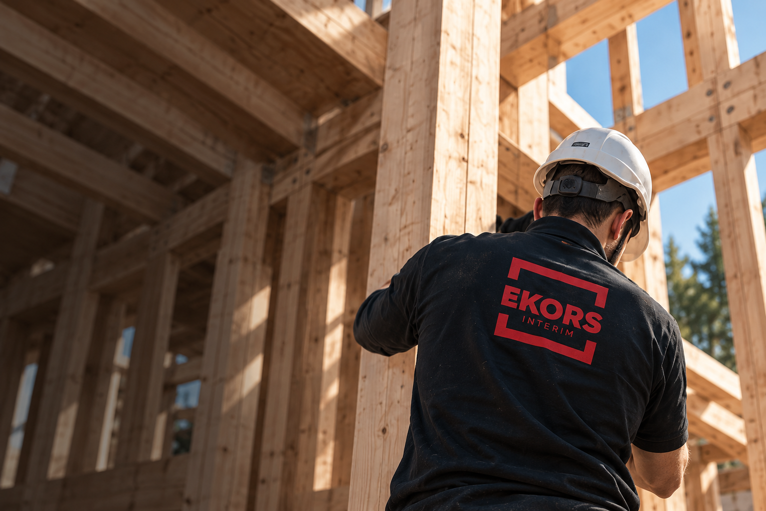 Un professionnel EKORS sur un chantier de charpente